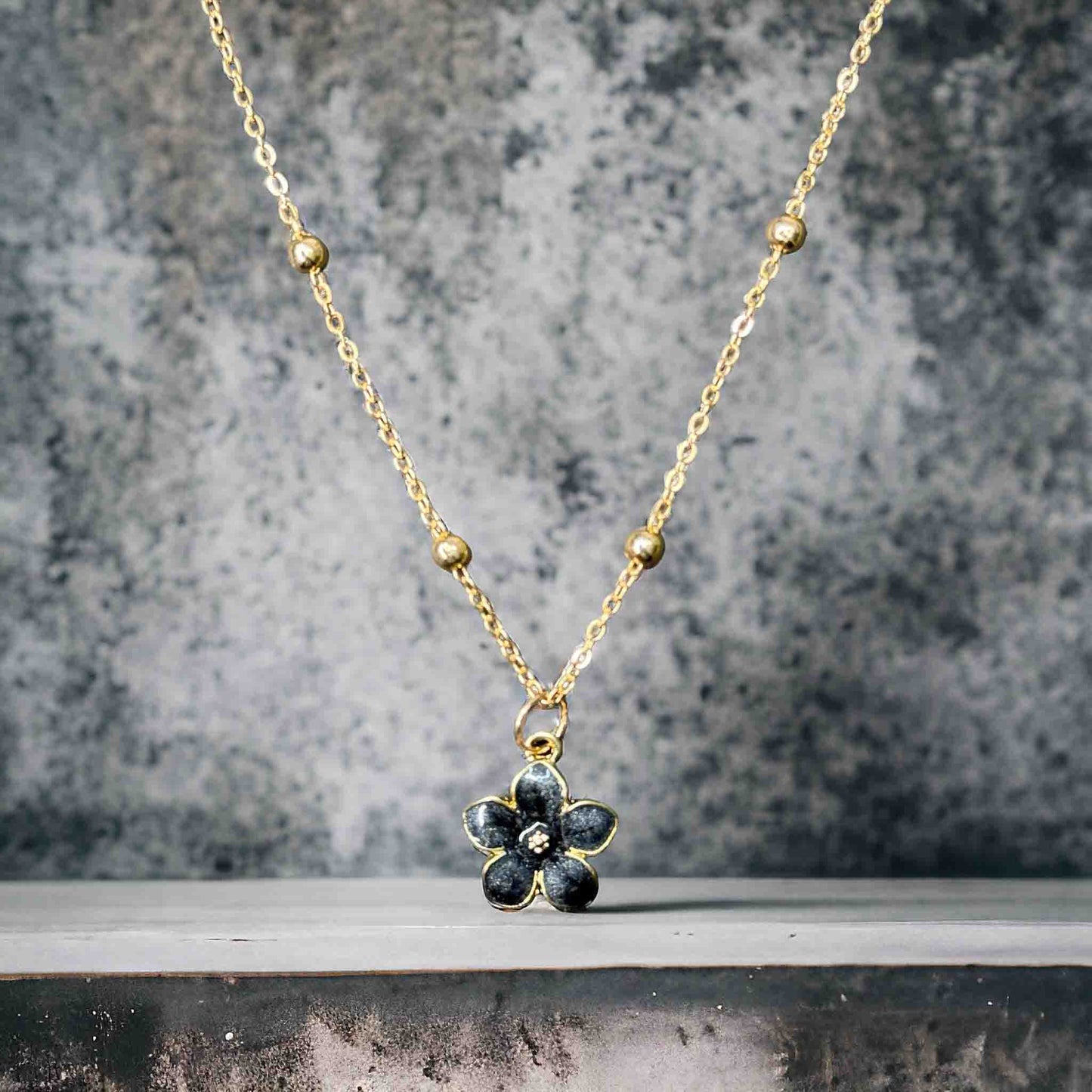 Single Layered Chain Flower Necklace