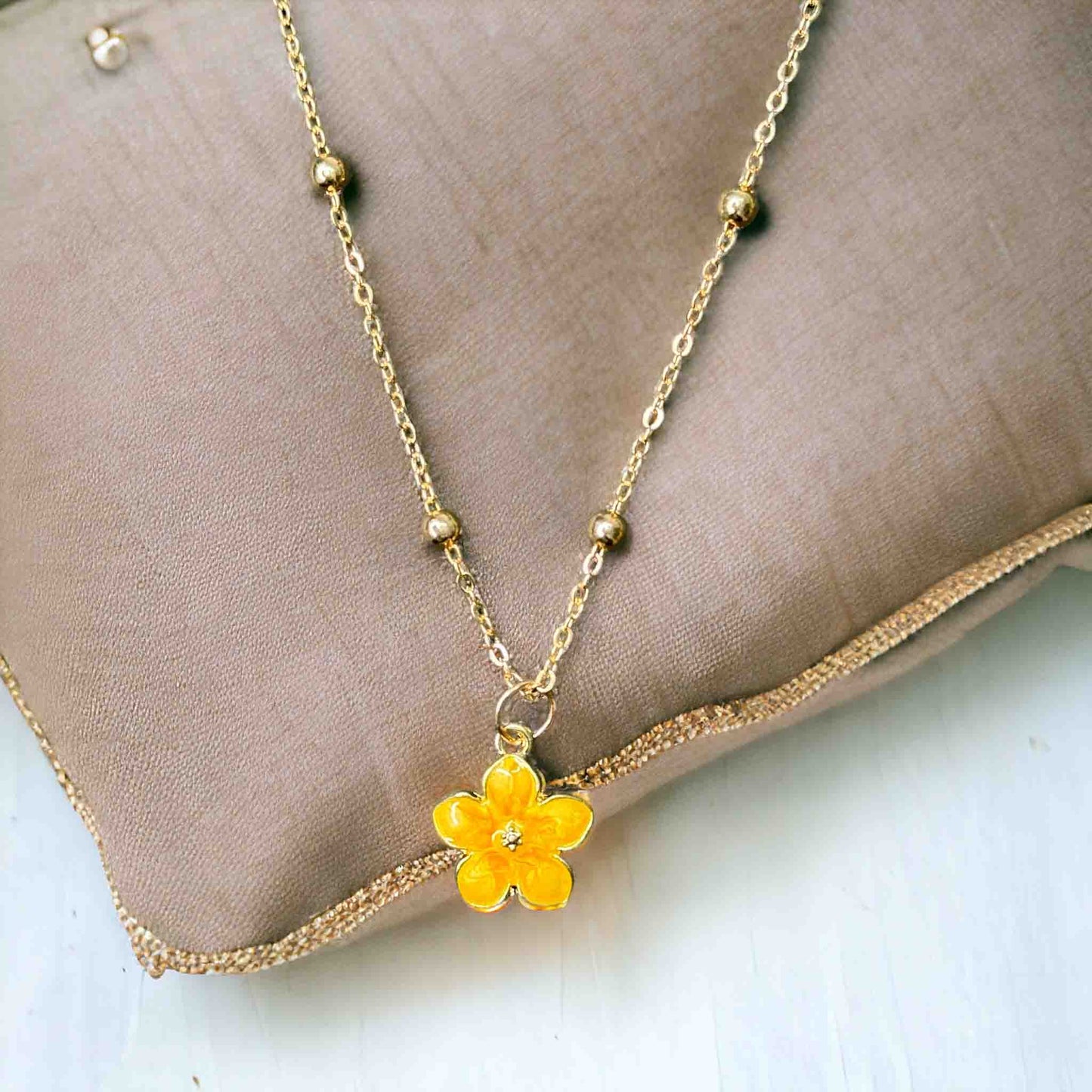 Single Layered Chain Flower Necklace