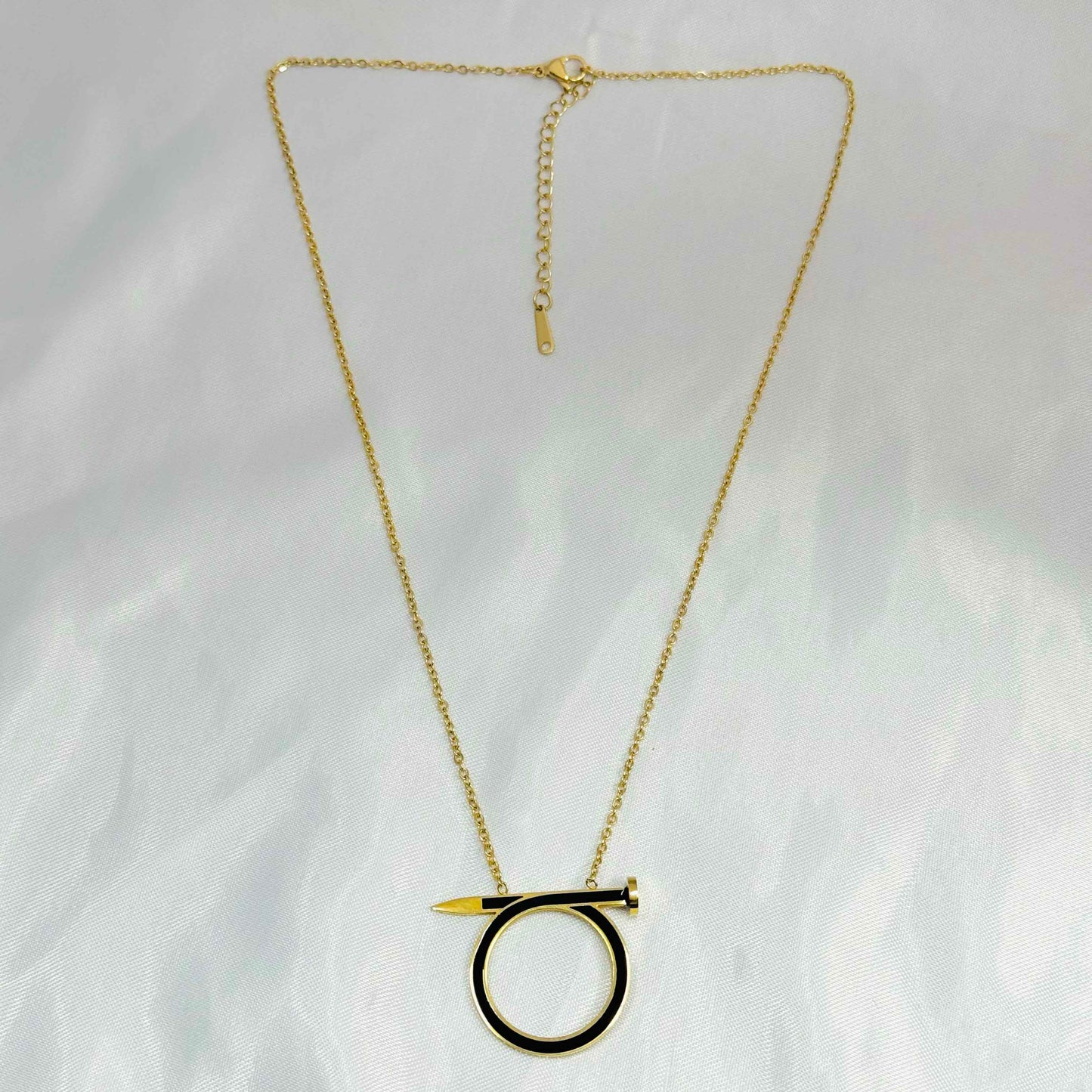 Nil Loop Pendant Necklace