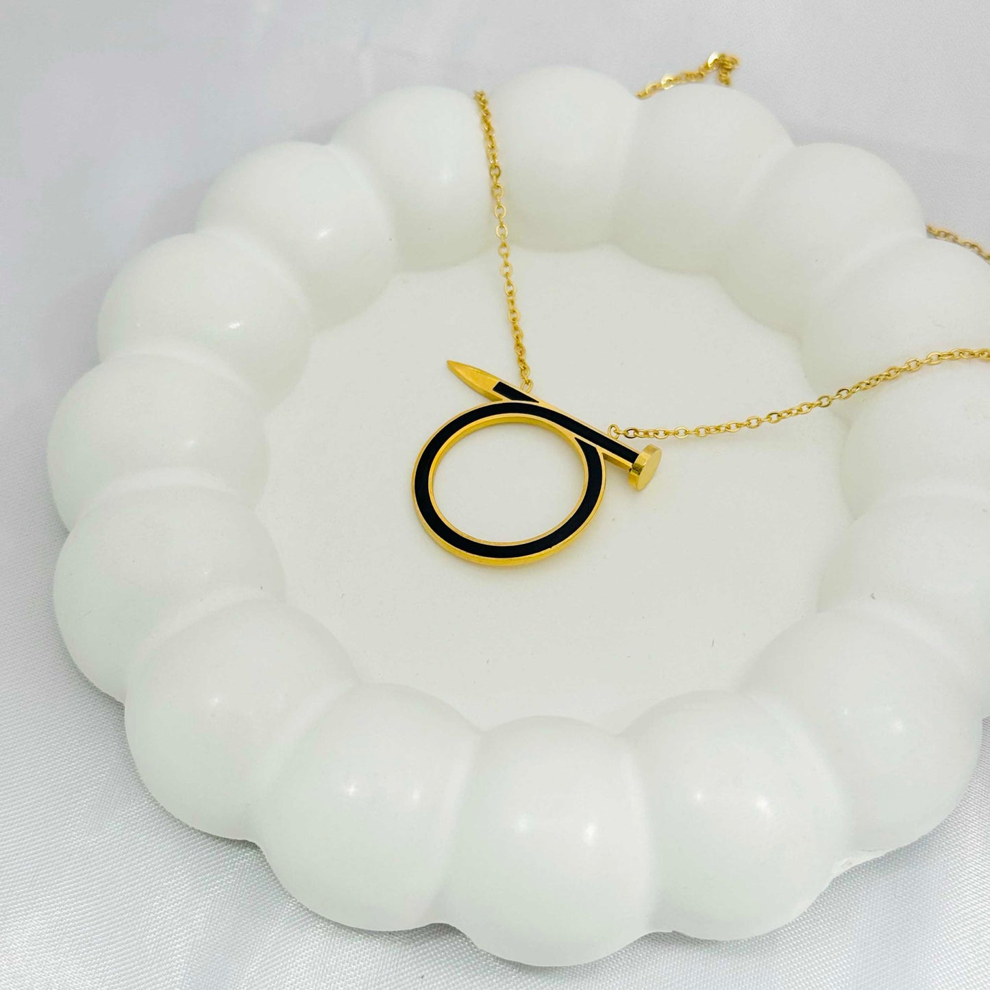 Nil Loop Pendant Necklace